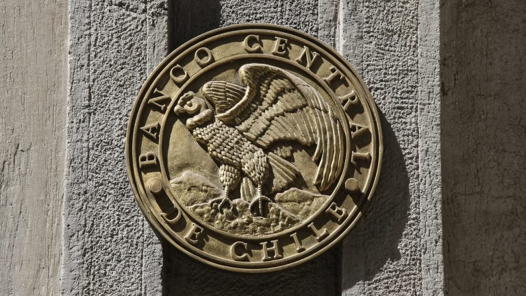Clapes UC | Banco Central cumple con expectativas y baja en 100 puntos ...